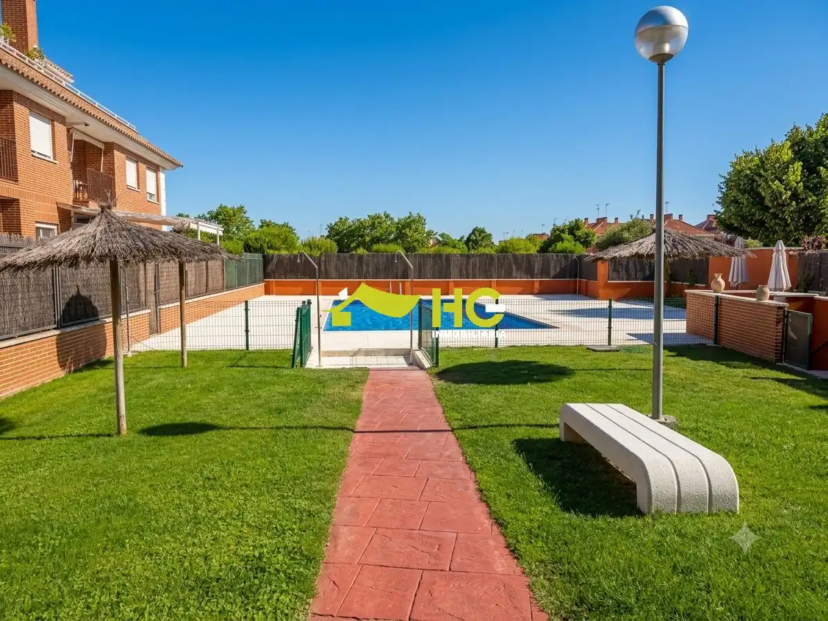 Schwimmbecken von Dachboden zur Miete in Villaviciosa de Odón mit Klimaanlage, Heizung und Terrasse