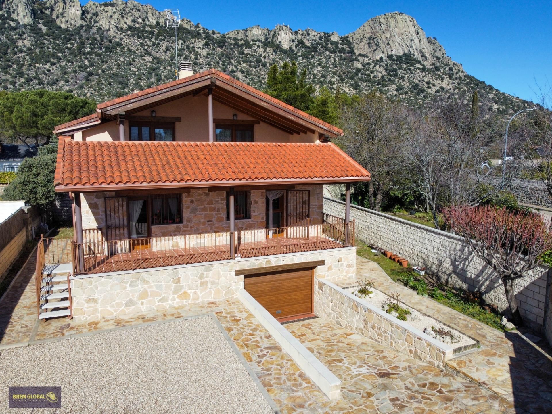 Vista exterior de Casa o xalet en venda en La Cabrera amb Calefacció, Jardí privat i Terrassa