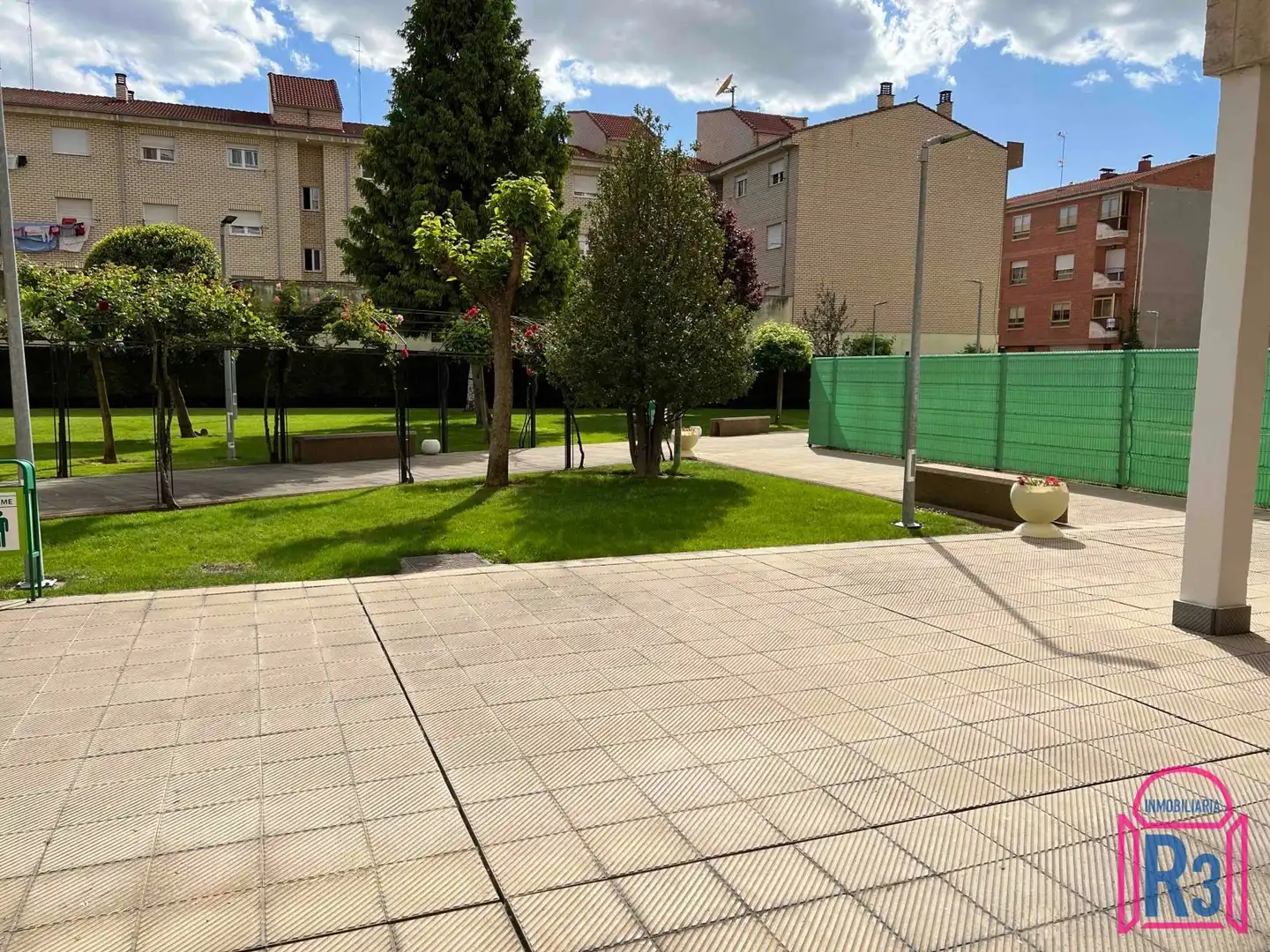 Aparcament de Pis de lloguer en León Capital  amb Calefacció, Terrassa i Traster