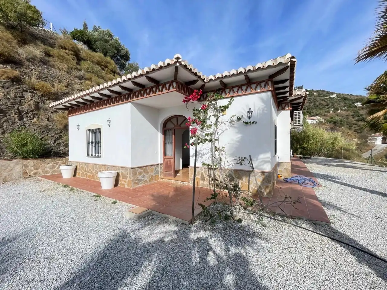 Vista exterior de Casa o xalet en venda en Torrox amb Jardí privat, Piscina i Moblat