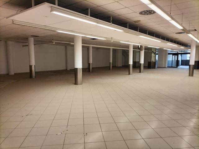 Local comercial en Alquiler en Ensanche - Río Júcar