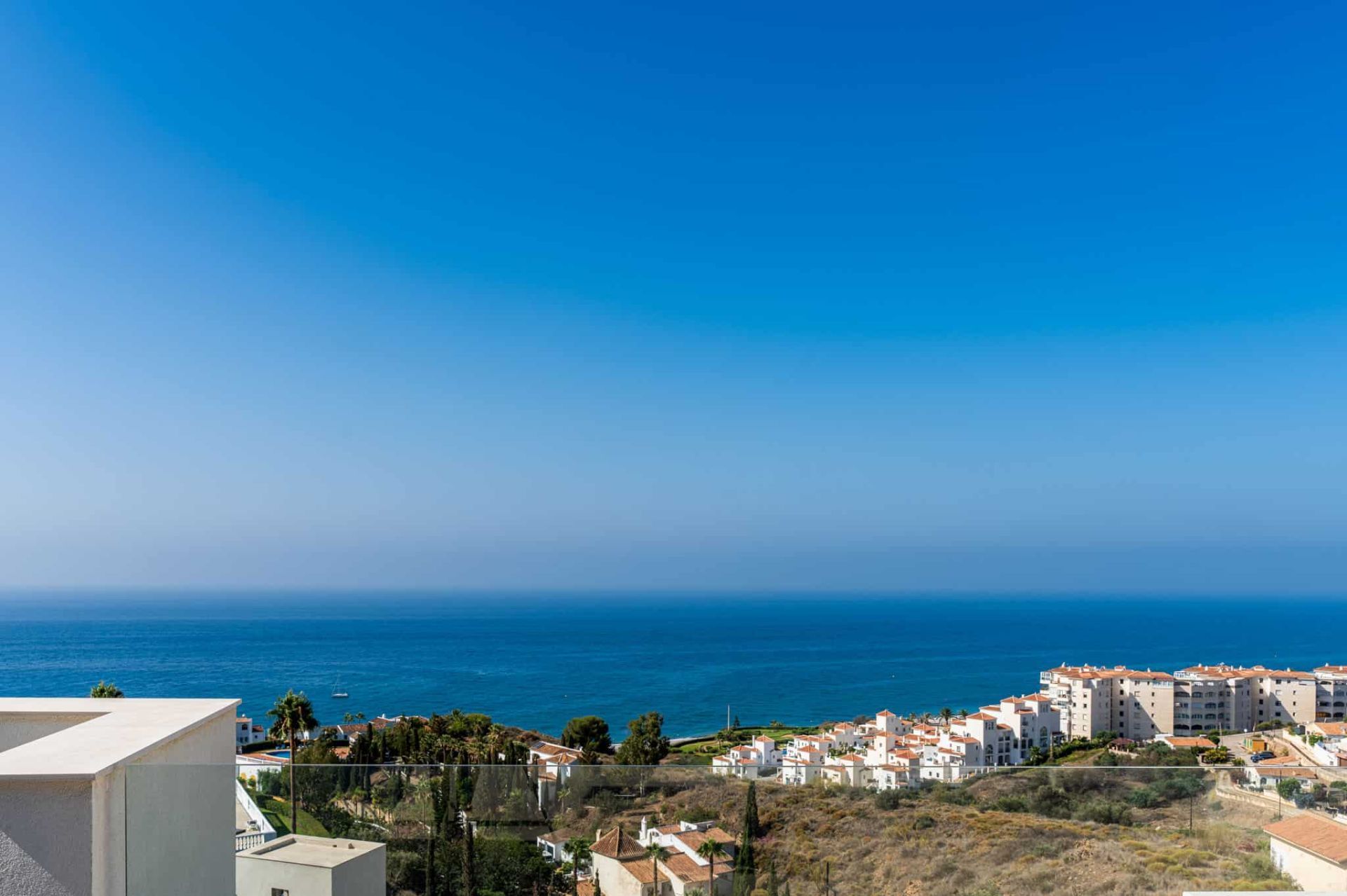 Vista exterior de Casa adosada en venda en Torrox amb Aire condicionat, Calefacció i Piscina comunitària