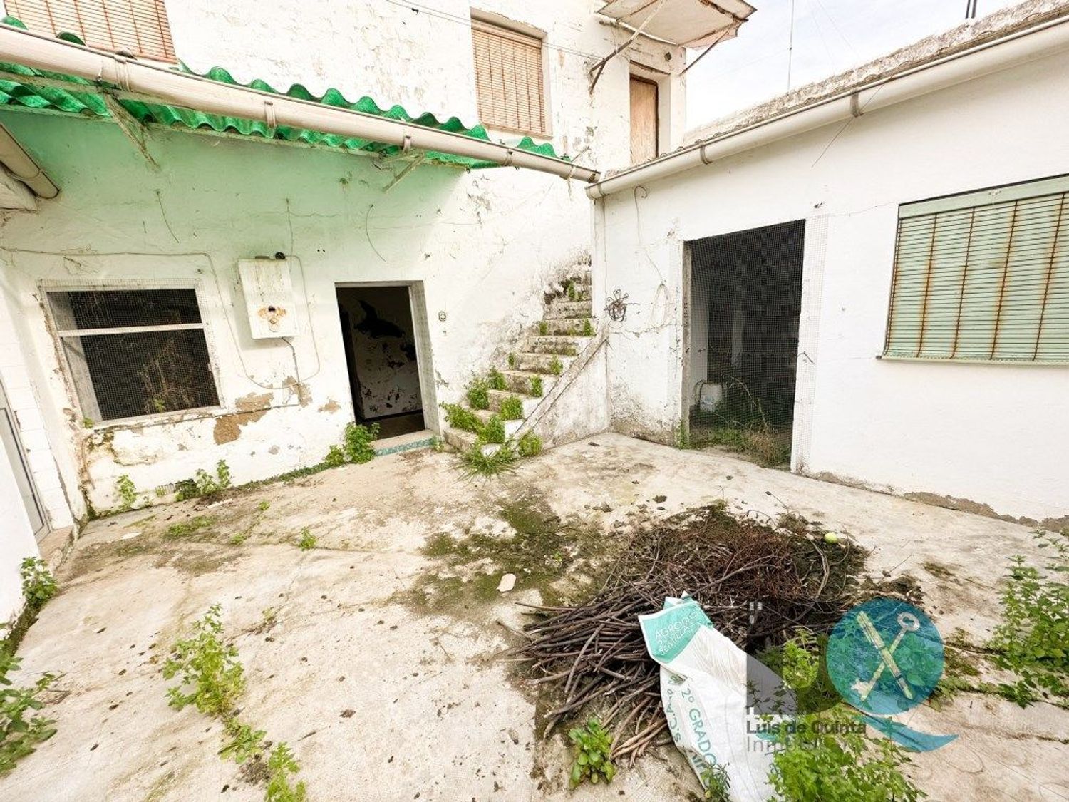 Exterior view of House or chalet for sale in Utrera  with Private garden and Storage room