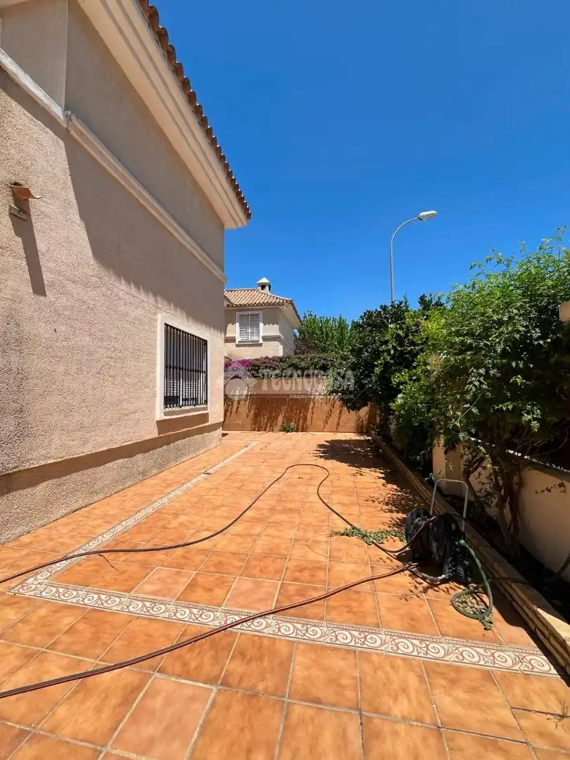 Vista exterior de Casa o chalet en venta en Alcalá de Guadaira con Aire acondicionado, Terraza y Amueblado