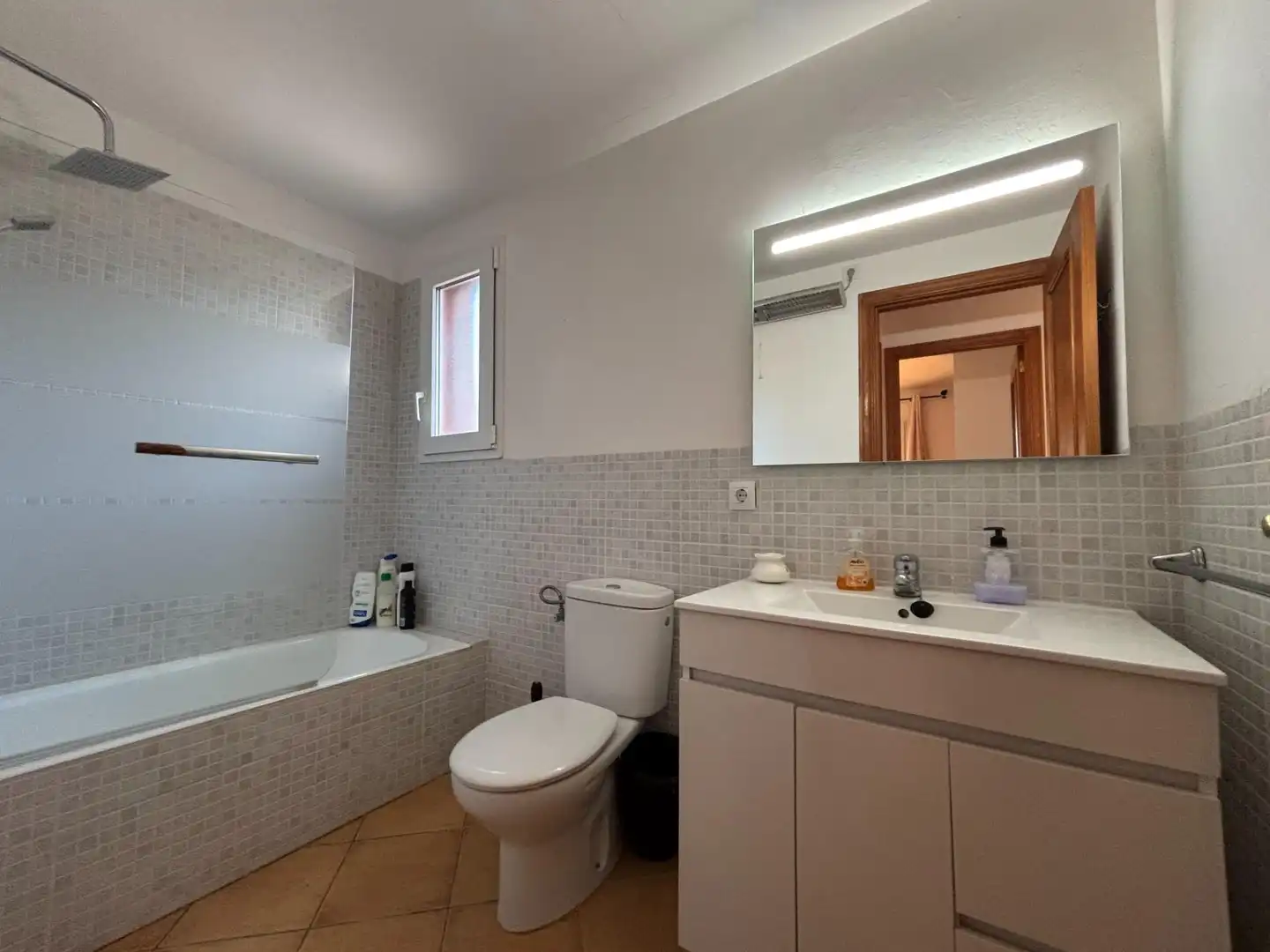 Badezimmer von Einfamilien-Reihenhaus zum Verkauf in Llucmajor mit Heizung, Privatgarten und Terrasse