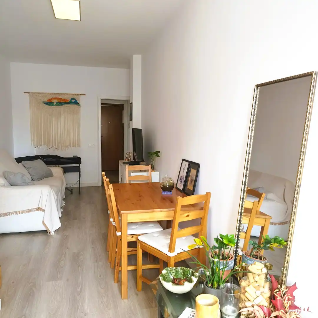 Comedor de Piso en venta en Barcelona con Microondas y Balcón