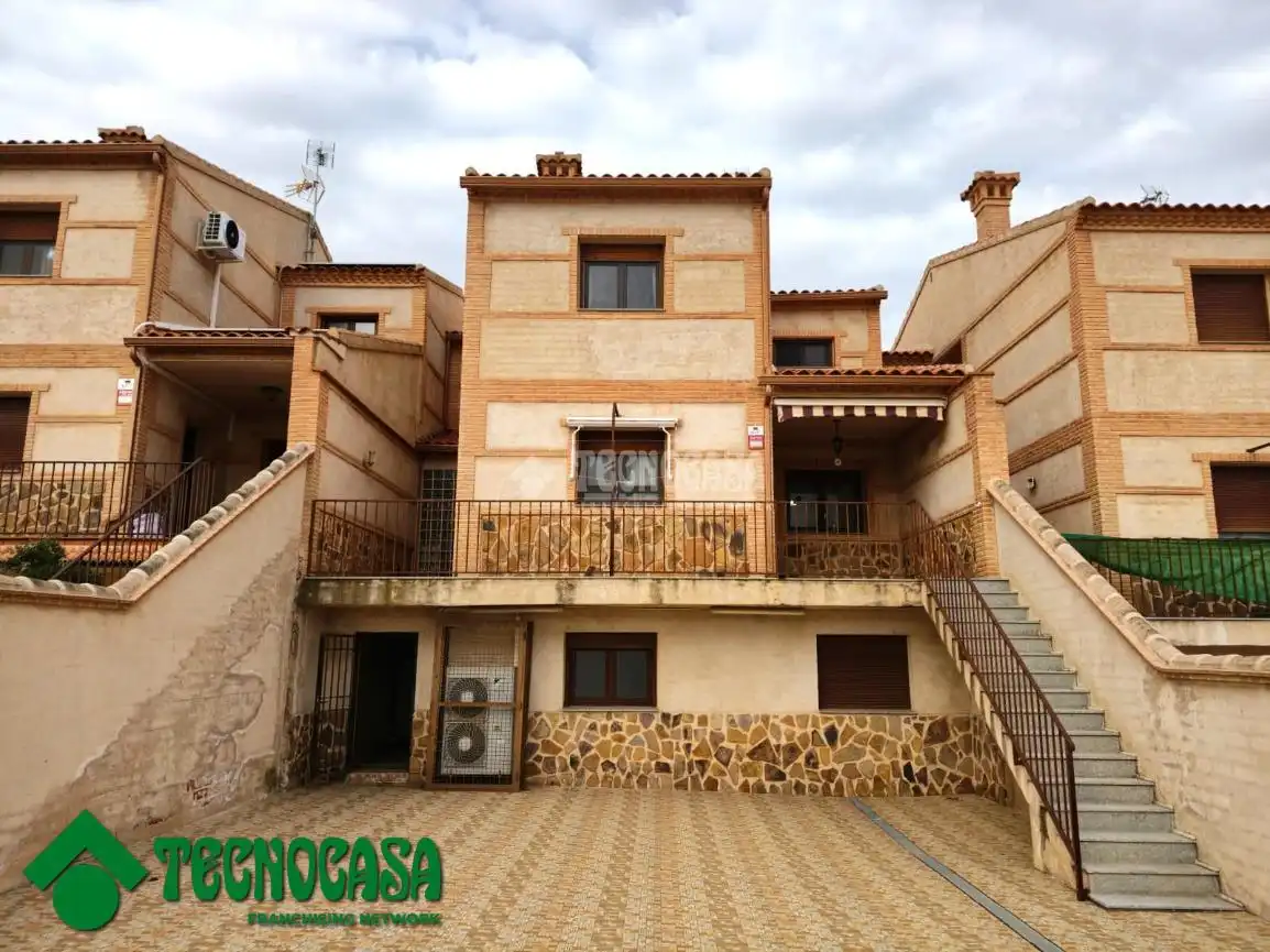 Vista exterior de Casa adosada en venda en Gálvez amb Terrassa