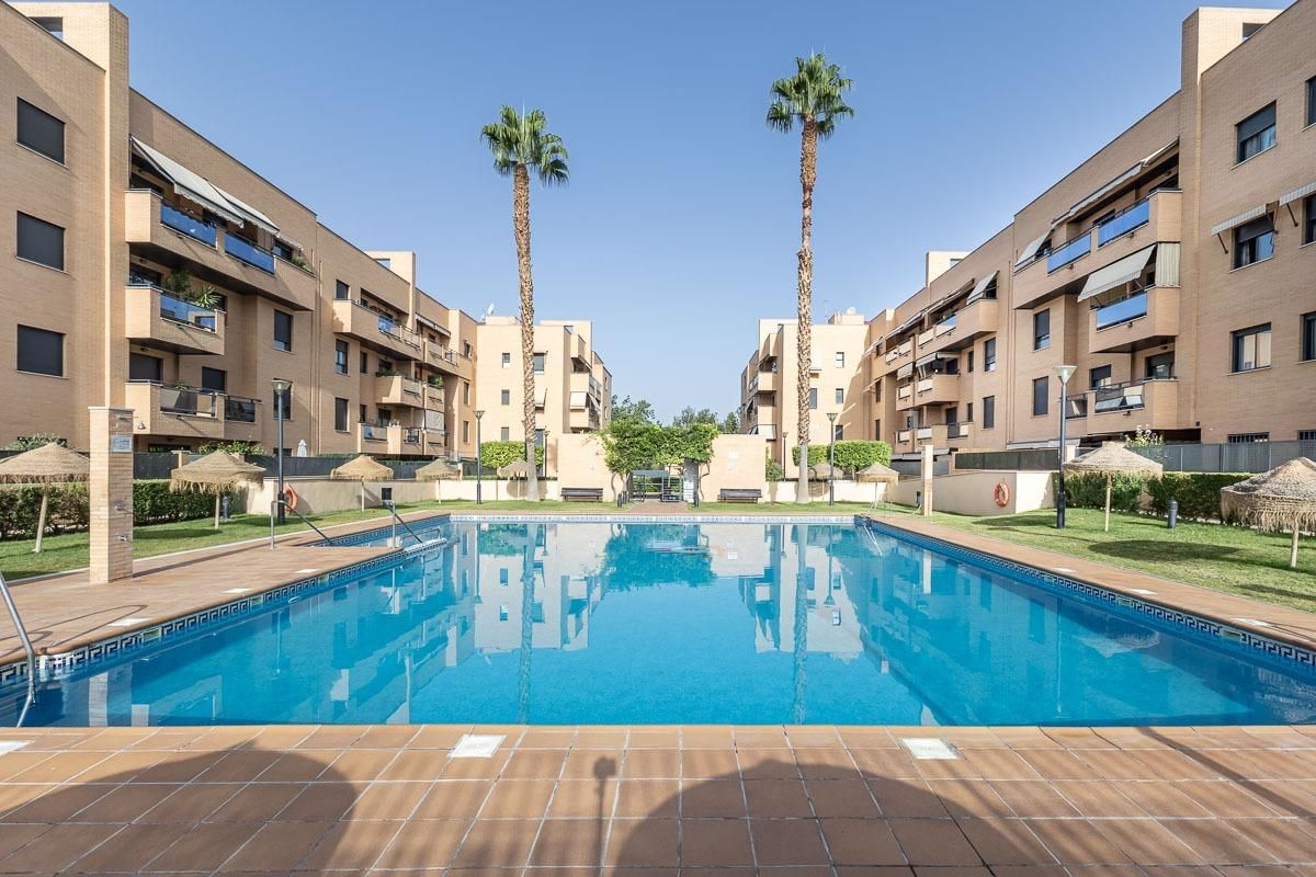 Swimming pool of Flat for sale in  Granada Capital  with Heating, Private garden and Community pool