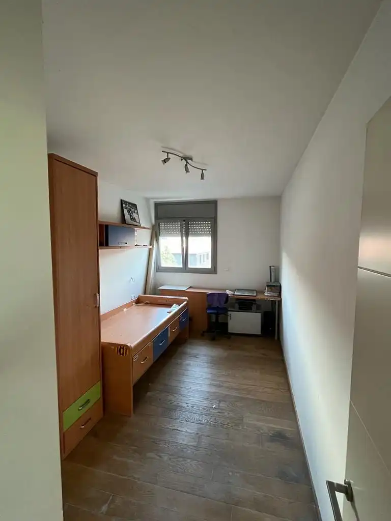 Habitación de Casa adosada en venta en Mataró con Aire acondicionado, Calefacción y Jardín privado