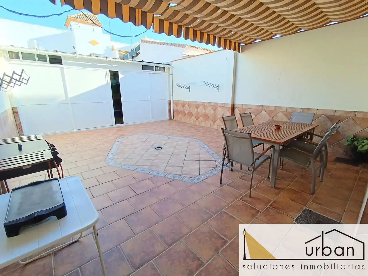 Terrasse von Einfamilien-Reihenhaus zum Verkauf in Chipiona mit Klimaanlage, Abstellraum und Möbliert