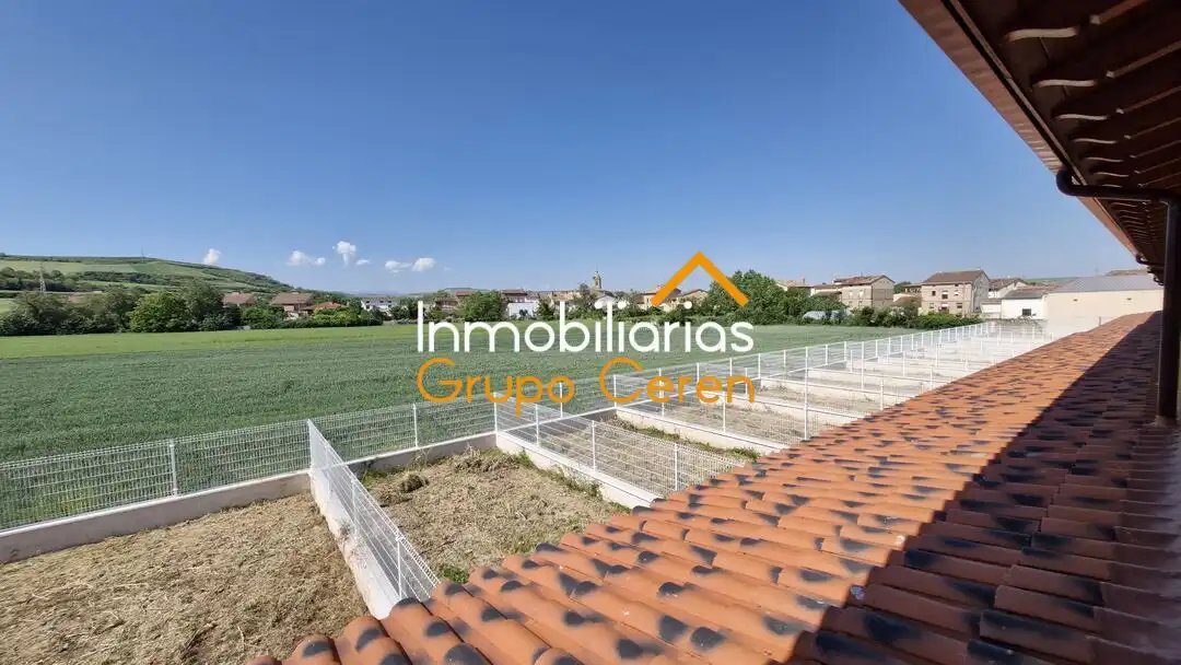 Vista exterior de Casa adosada en venda en Herramélluri amb Calefacció, Jardí privat i Terrassa