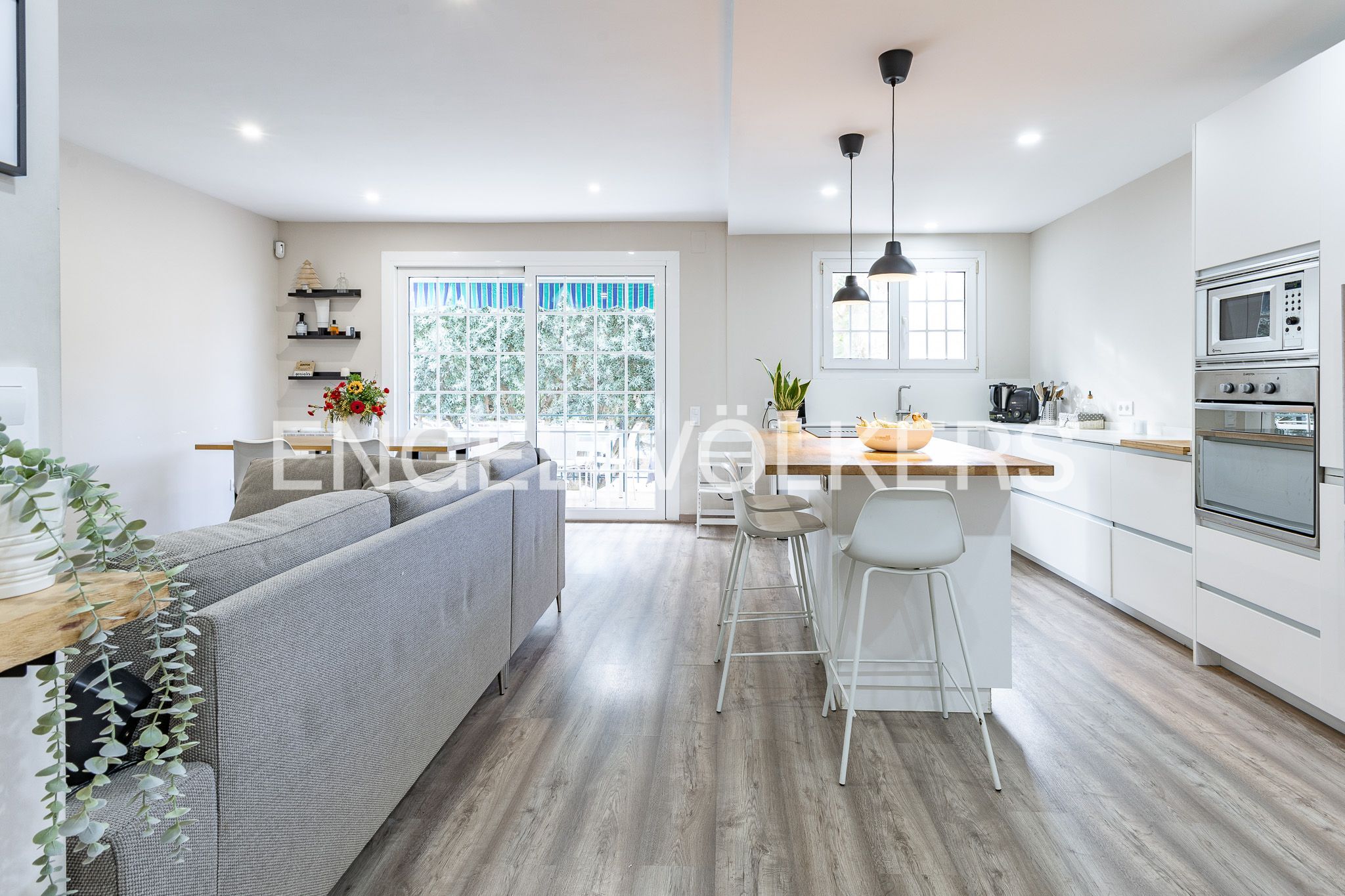 Cuina de Casa adosada en venda en El Masnou amb Calefacció i Jardí privat