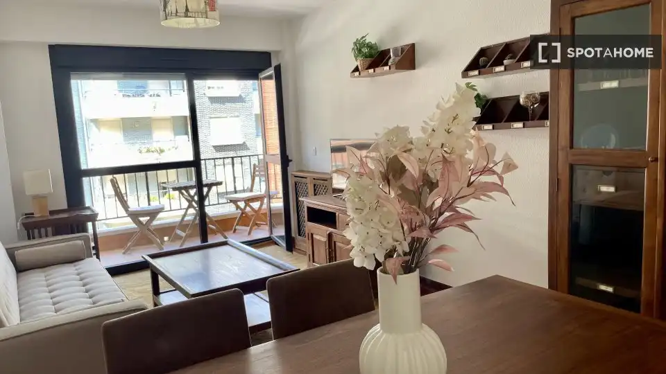 Menjador de Apartament per a compartir en Castro-Urdiales amb Aire condicionat, Terrassa i Moblat