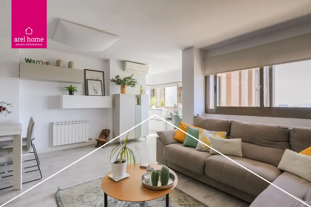 Sala d'estar de Pis en venda en Esplugues de Llobregat amb Aire condicionat, Calefacció i Parquet