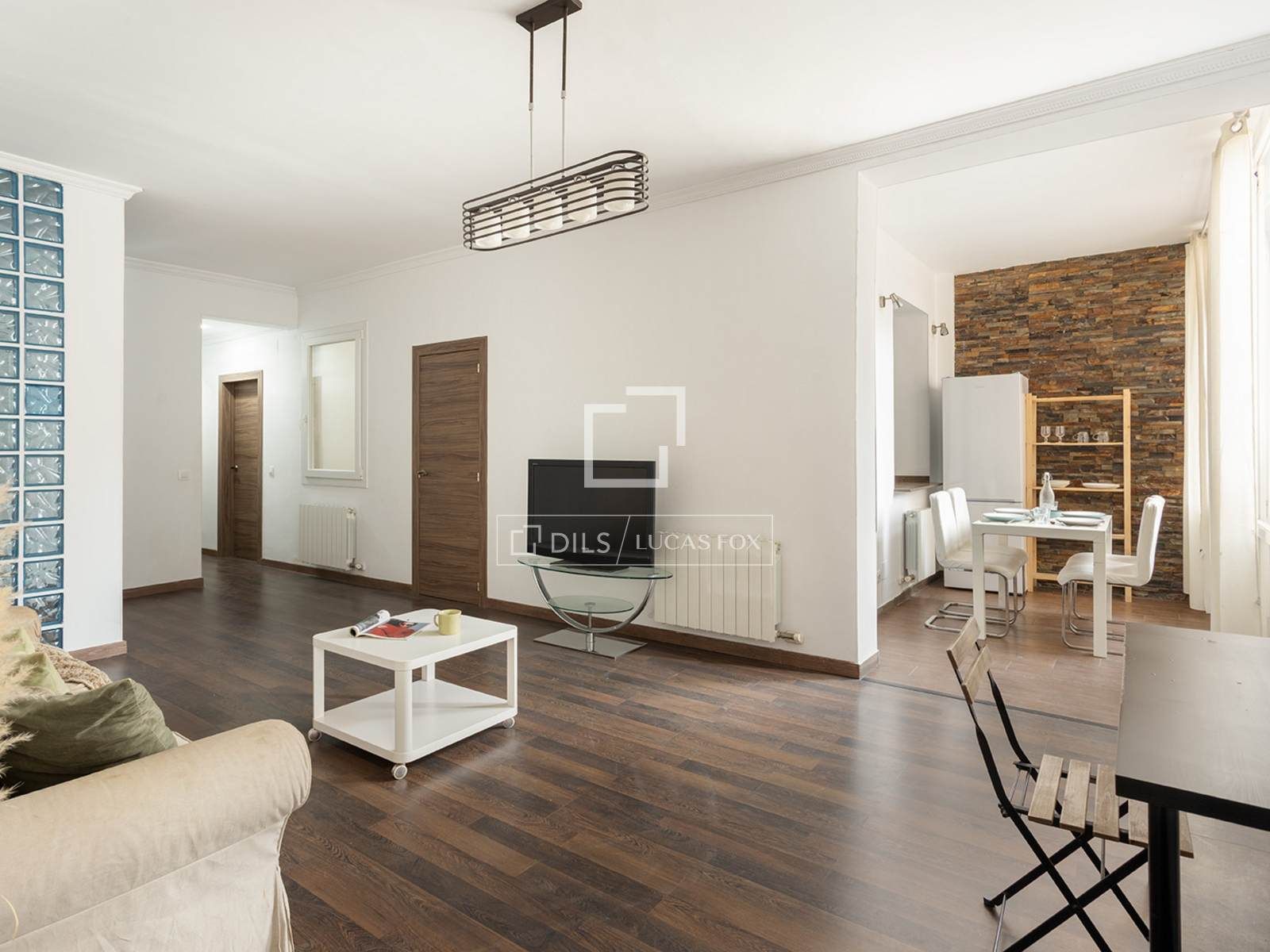 Living room of Flat for sale in  Barcelona Capital  with Heating, Parquet flooring and Furnished