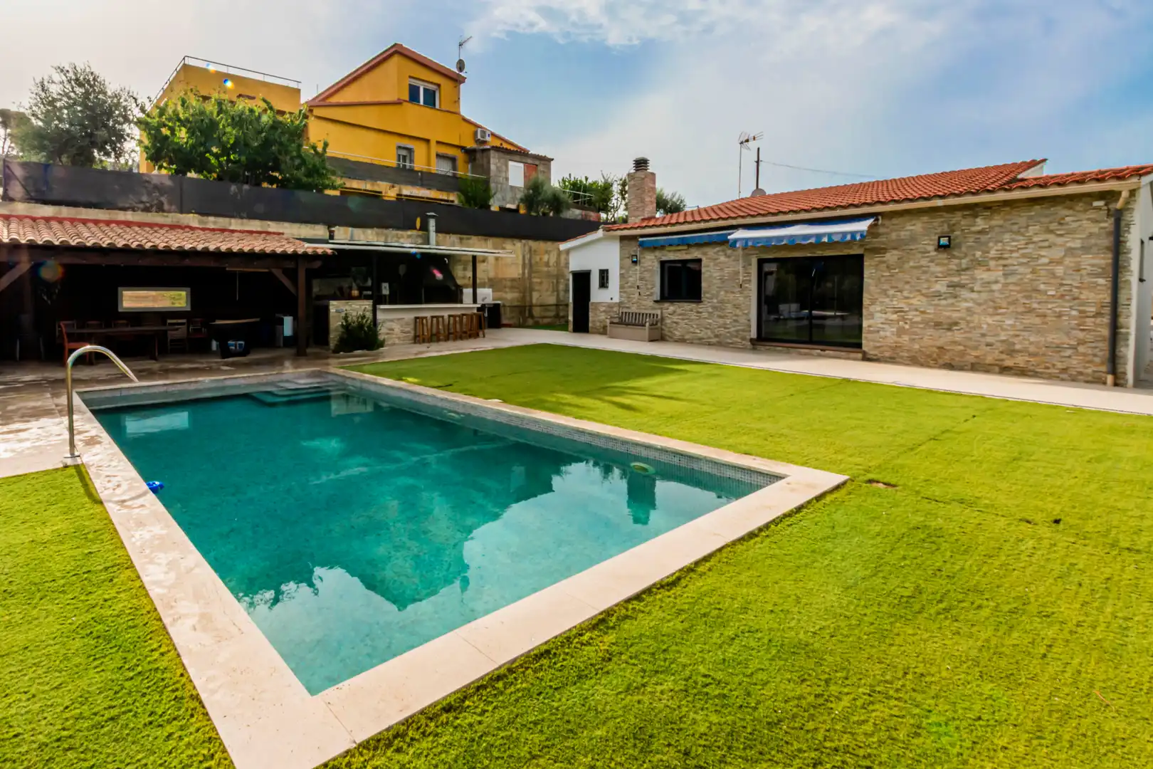 Piscina de Casa o xalet en venda en Terrassa amb Aire condicionat, Calefacció i Jardí privat