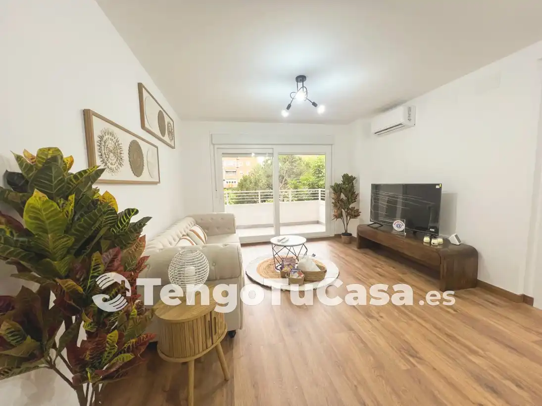 Living room of Flat for sale in Madrid  with Air Conditioner, Heating and Parquet flooring