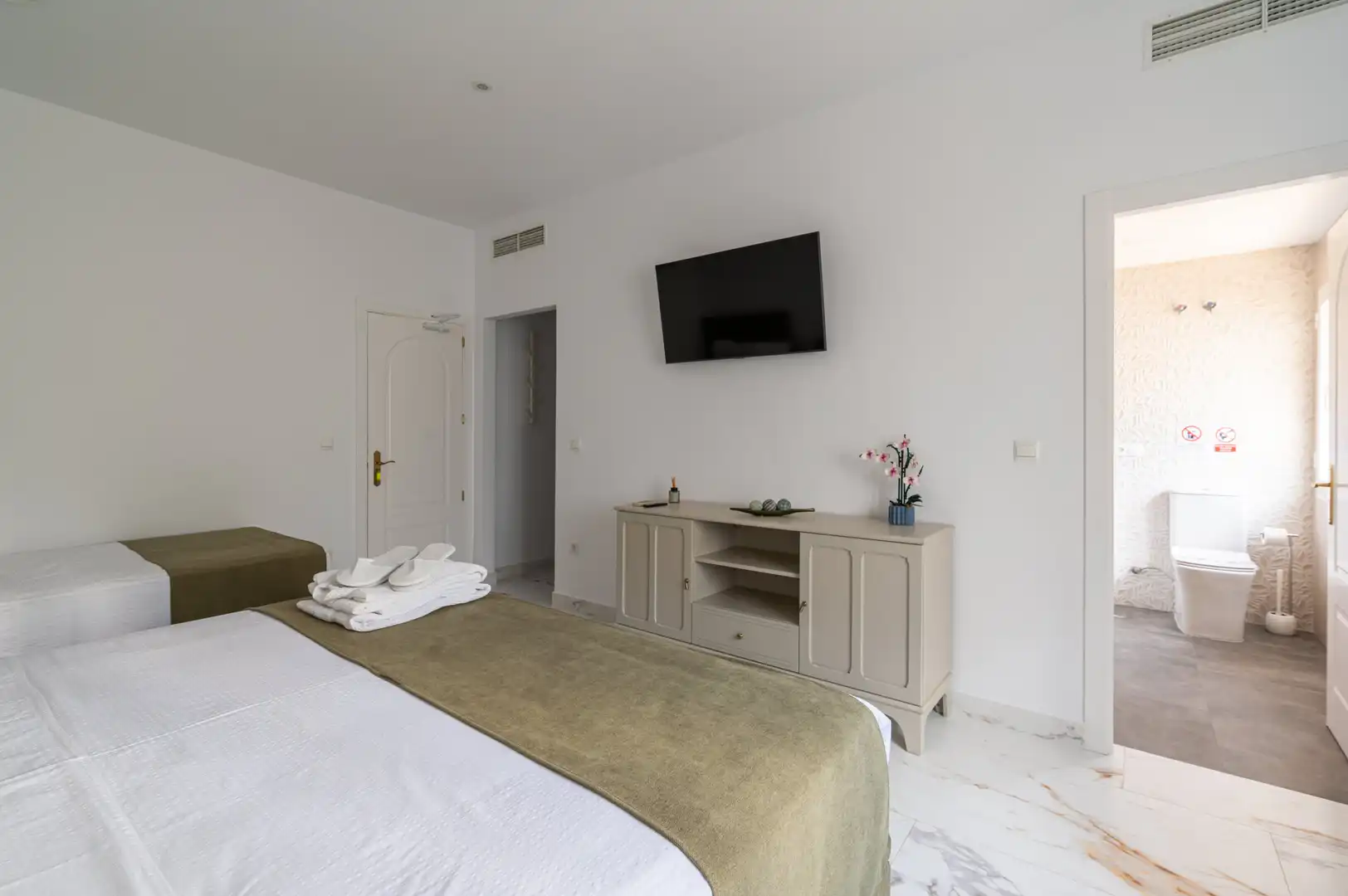 Habitación de Casa o chalet en venta en Alhaurín El Grande con Aire acondicionado, Terraza y Piscina