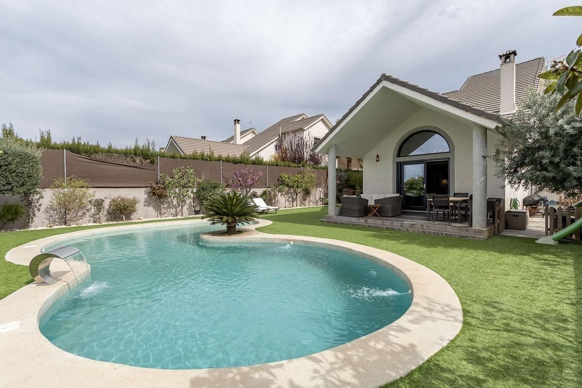 Piscina de Casa o xalet en venda en Dílar