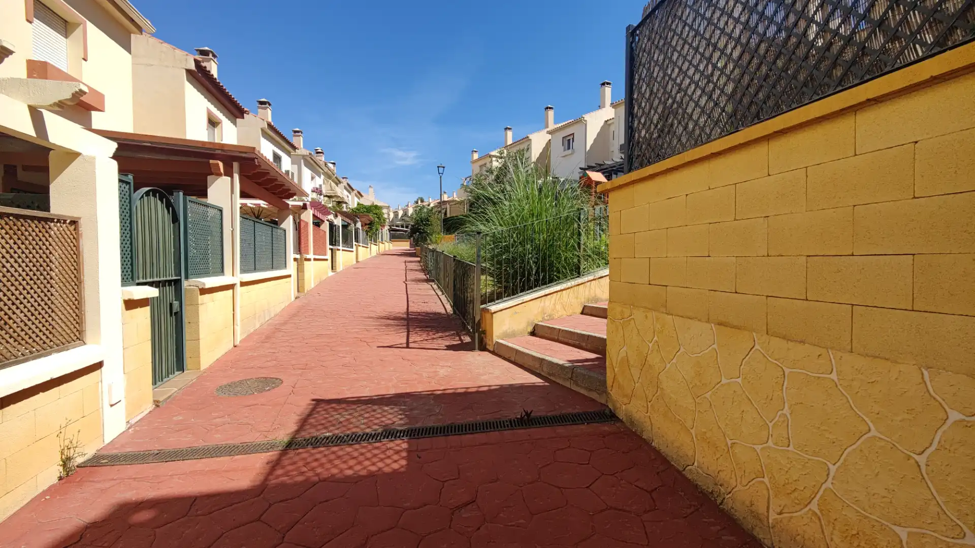 Vista exterior de Casa adosada en venta en Huétor Vega con Calefacción, Jardín privado y Piscina