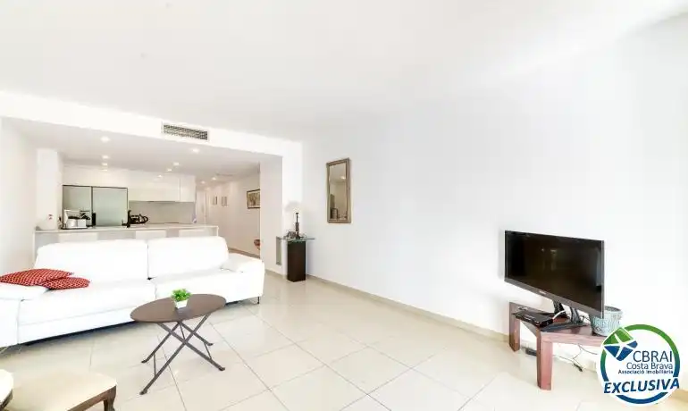 Sala d'estar de Planta baixa en venda en Roses amb Calefacció, Moblat i Piscina comunitària