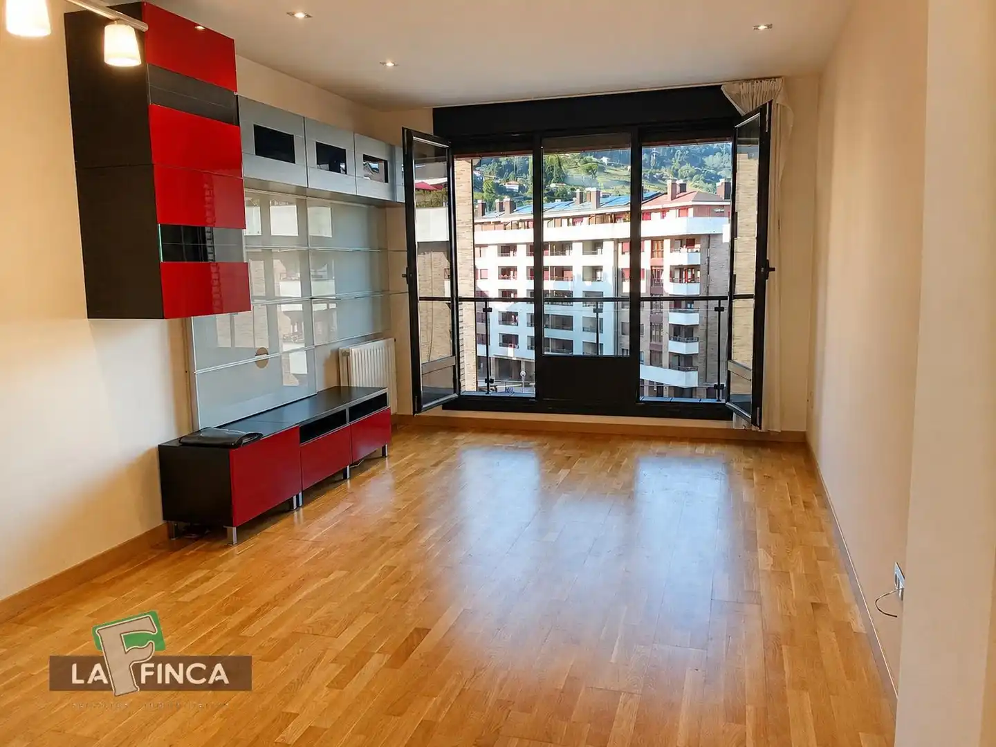 Wohnzimmer von Wohnung zum Verkauf in Oviedo  mit Heizung, Terrasse und Abstellraum