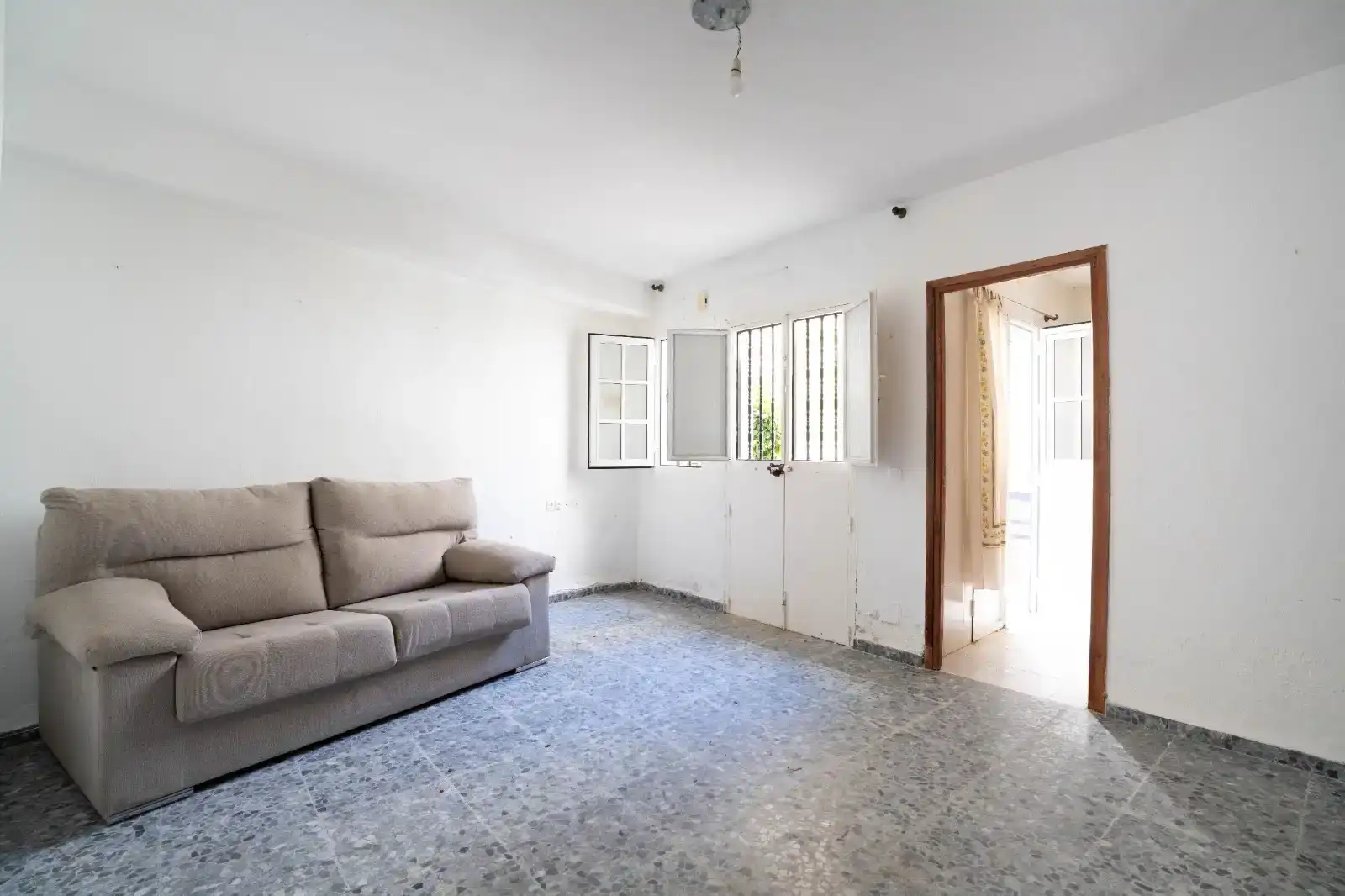 Sala d'estar de Casa adosada en venda en Tolox amb Balcó