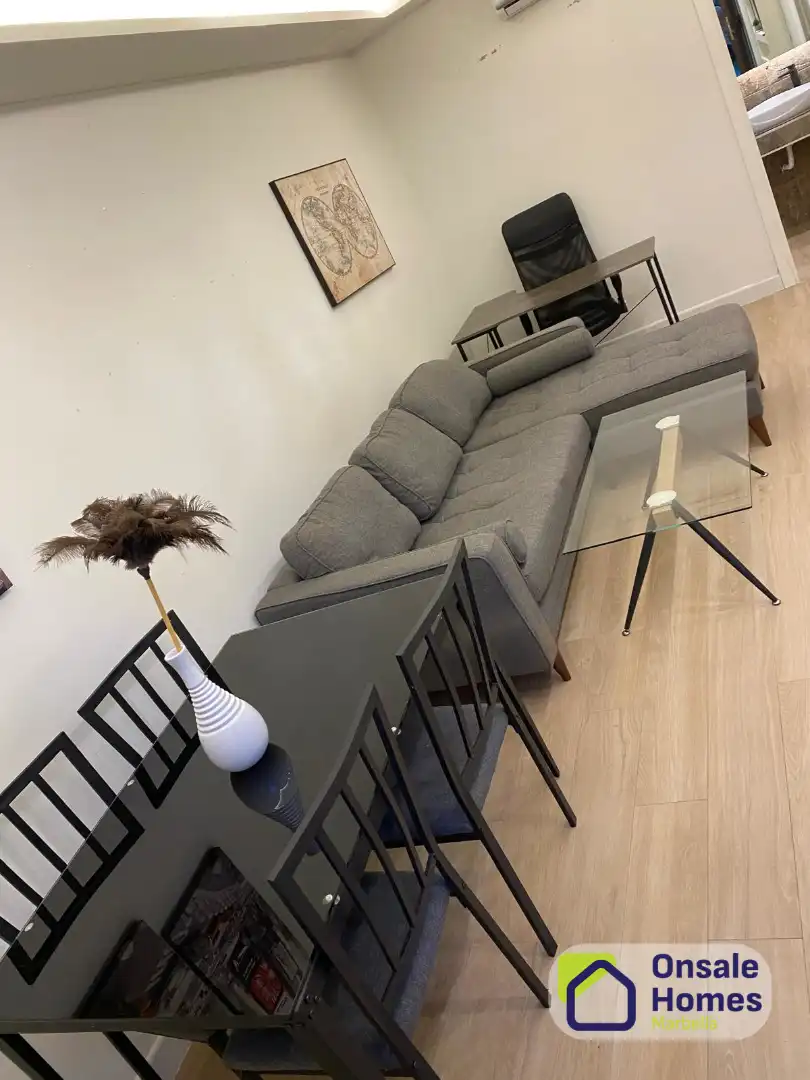 Sala d'estar de Pis de lloguer en Marbella amb Aire condicionat, Moblat i Piscina comunitària