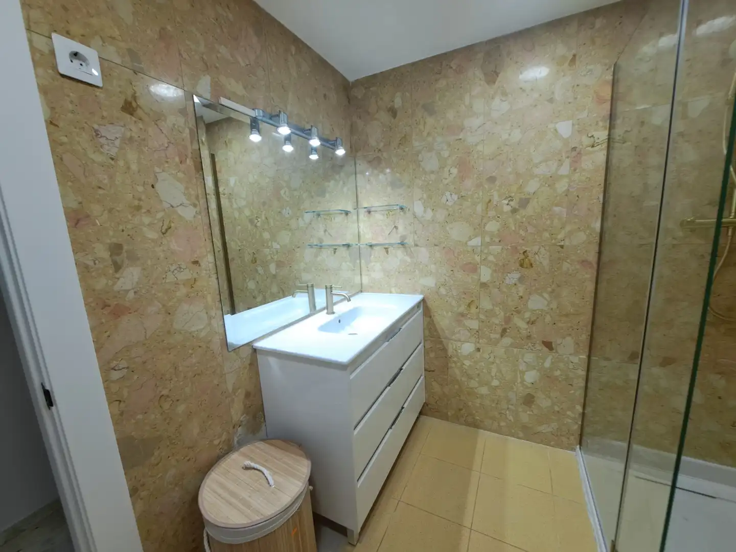 Baño de Piso de alquiler en León Capital  con Parquet, Horno y Lavadora