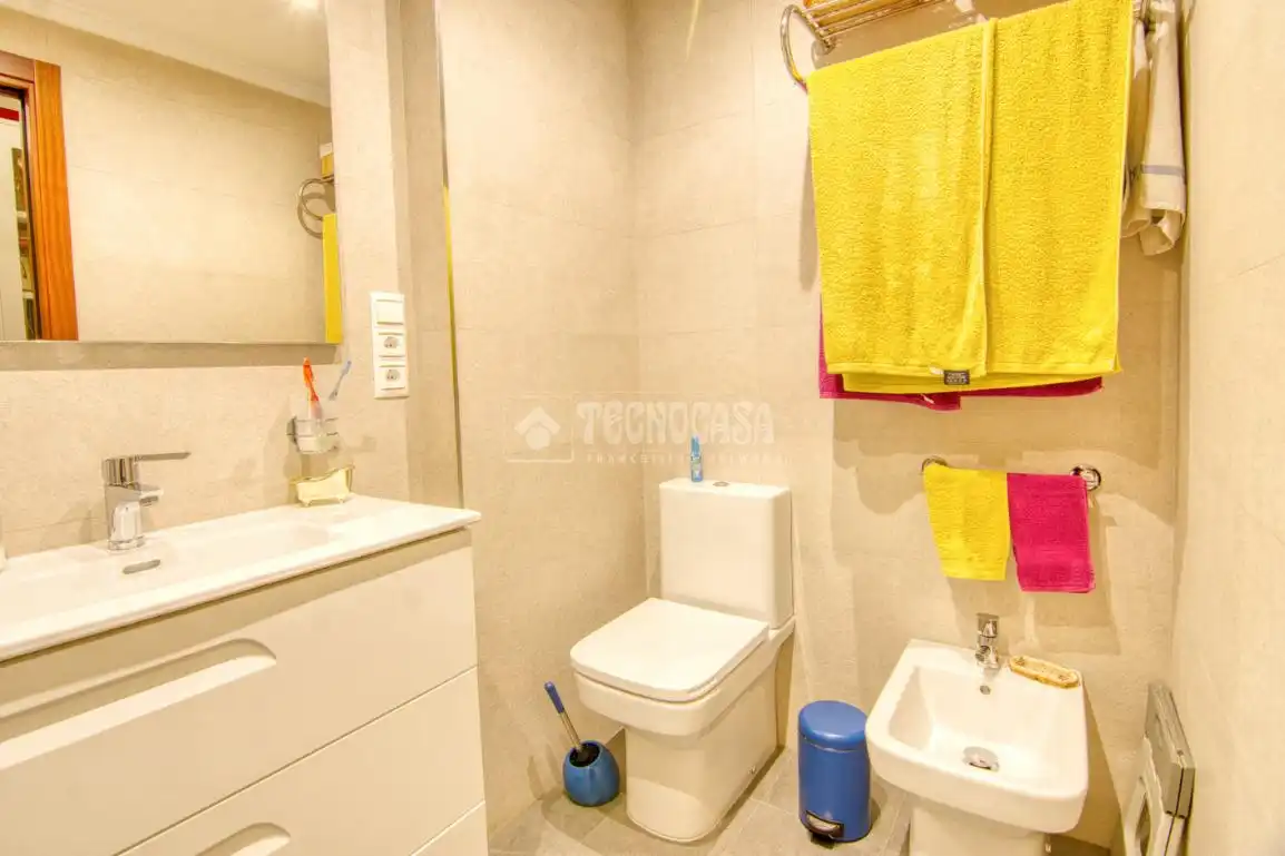 Badezimmer von Wohnung zum Verkauf in Santander mit Abstellraum