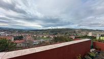 Vista exterior de Casa o xalet en venda en Santiago de Compostela  amb Calefacció, Jardí privat i Parquet