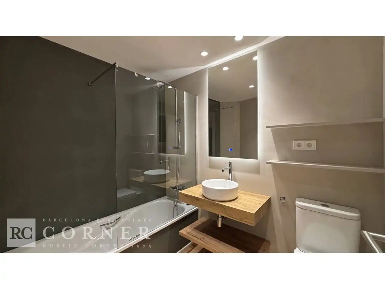 Bathroom of Flat for rent in Barcelona  with Air Conditioner, Heating and Terrace