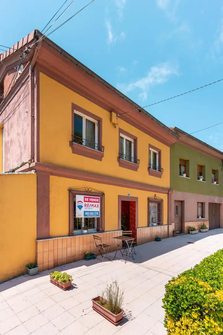 Vista exterior de Casa adosada en venda en Bimenes amb Calefacció, Terrassa i Traster