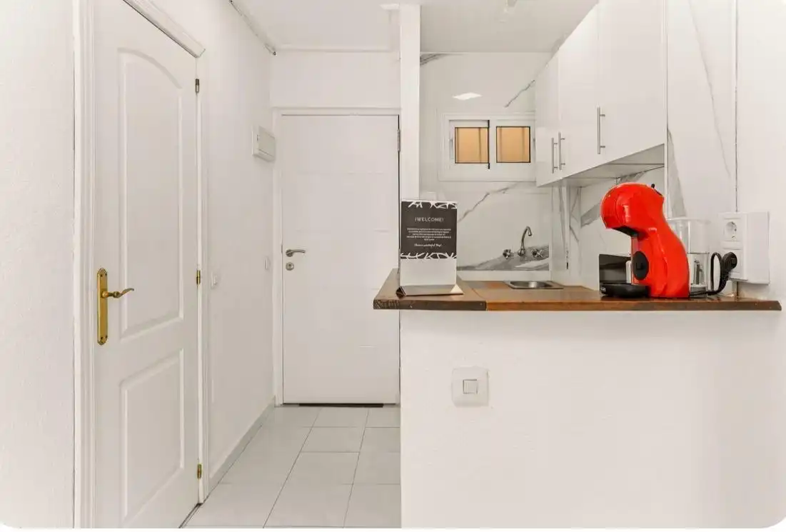 Küche von Wohnung zum Verkauf in Benalmádena mit Klimaanlage, Privatgarten und Möbliert