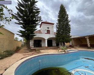 Vista exterior de Casa o xalet en venda en La Luisiana amb Piscina