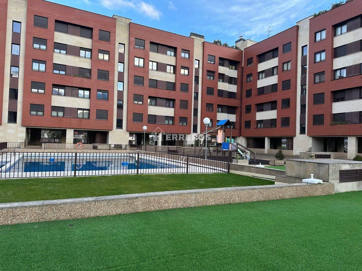 Piscina de Apartamento en venta en  Logroño con Calefacción, Parquet y Terraza