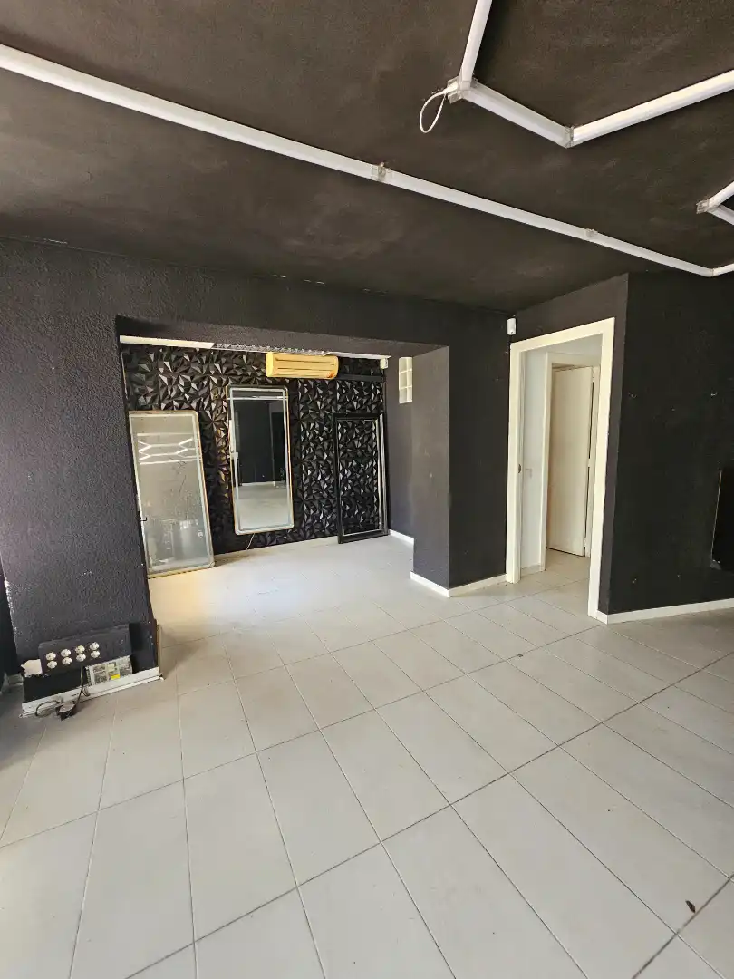 Local comercial en venta en Carrer de Girona 5, imagen 2