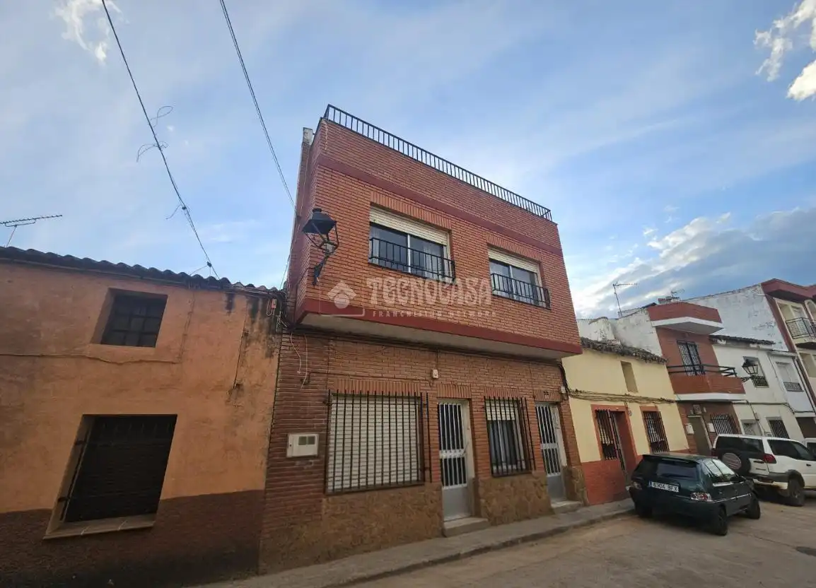 Vista exterior de Casa adosada en venda en Espinoso del Rey amb Terrassa