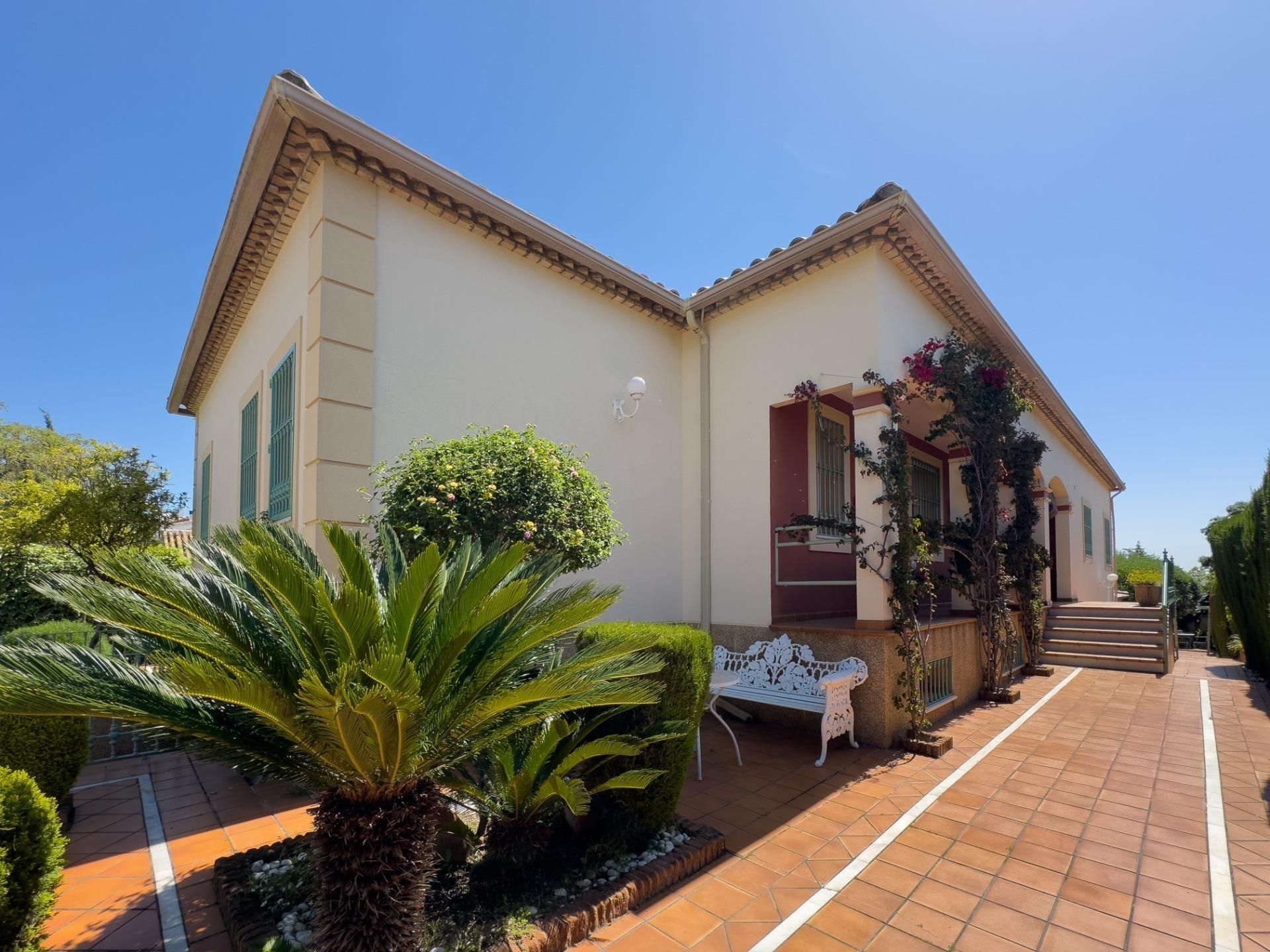 Vista exterior de Casa o xalet en venda en  Córdoba Capital amb Aire condicionat, Calefacció i Jardí privat