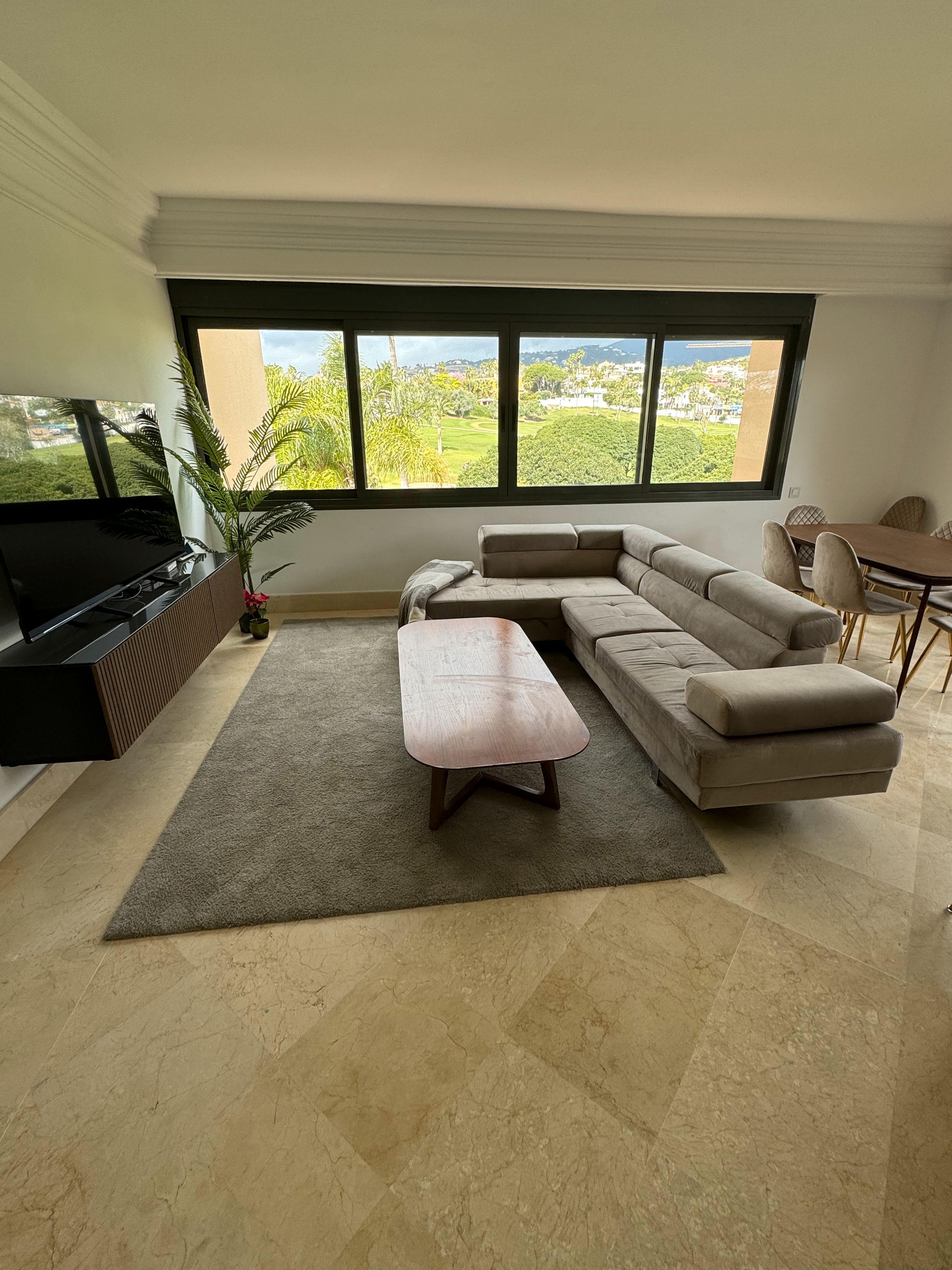 Sala de estar de Apartamento de alquiler en Marbella con Aire acondicionado, Trastero y Amueblado