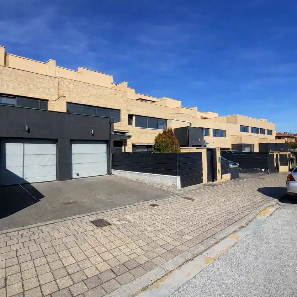 Vista exterior de Casa adosada en venta en Esteribar con Aire acondicionado, Calefacción y Terraza