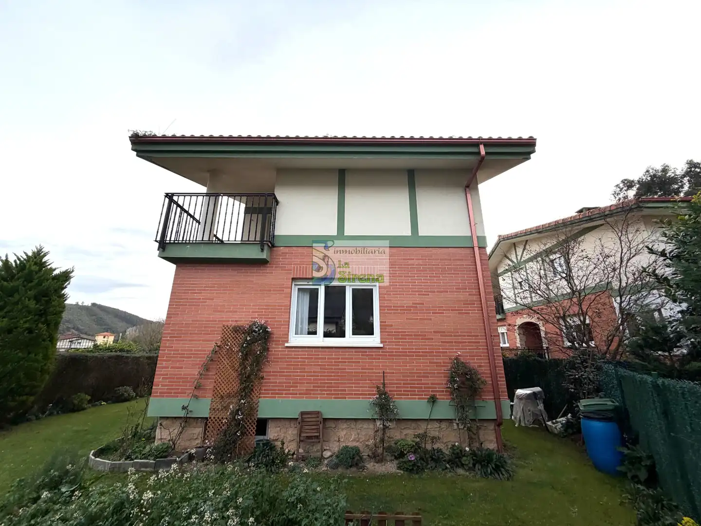 Vista exterior de Casa o xalet en venda en Castro-Urdiales amb Calefacció, Jardí privat i Terrassa