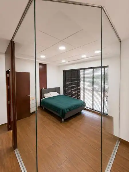 Schlafzimmer von Geschaftsraum zum Verkauf in Estepona mit Klimaanlage, Heizung und Möbliert