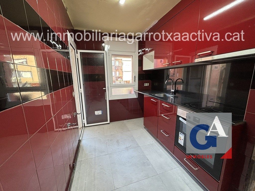 Cuina de Pis en venda en Sant Joan Les Fonts amb Calefacció, Traster i Balcó