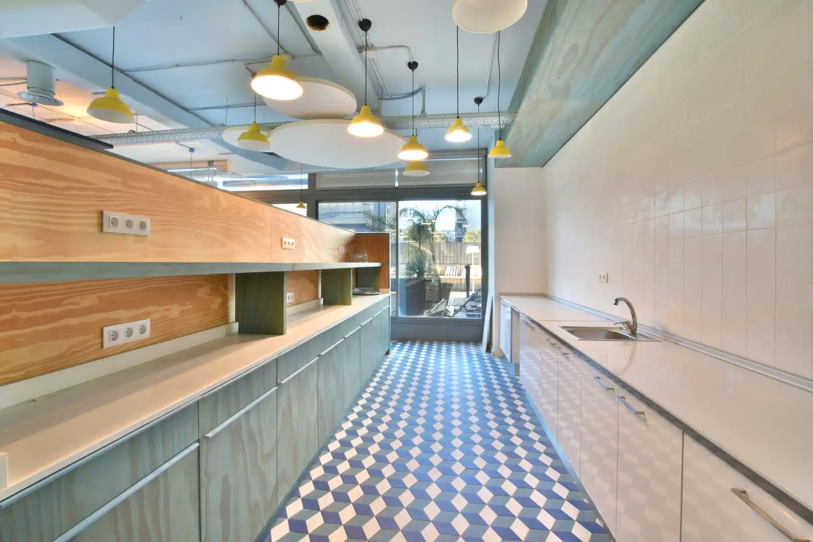 Cocina de Oficina de alquiler en Barcelona con Aire acondicionado y Terraza