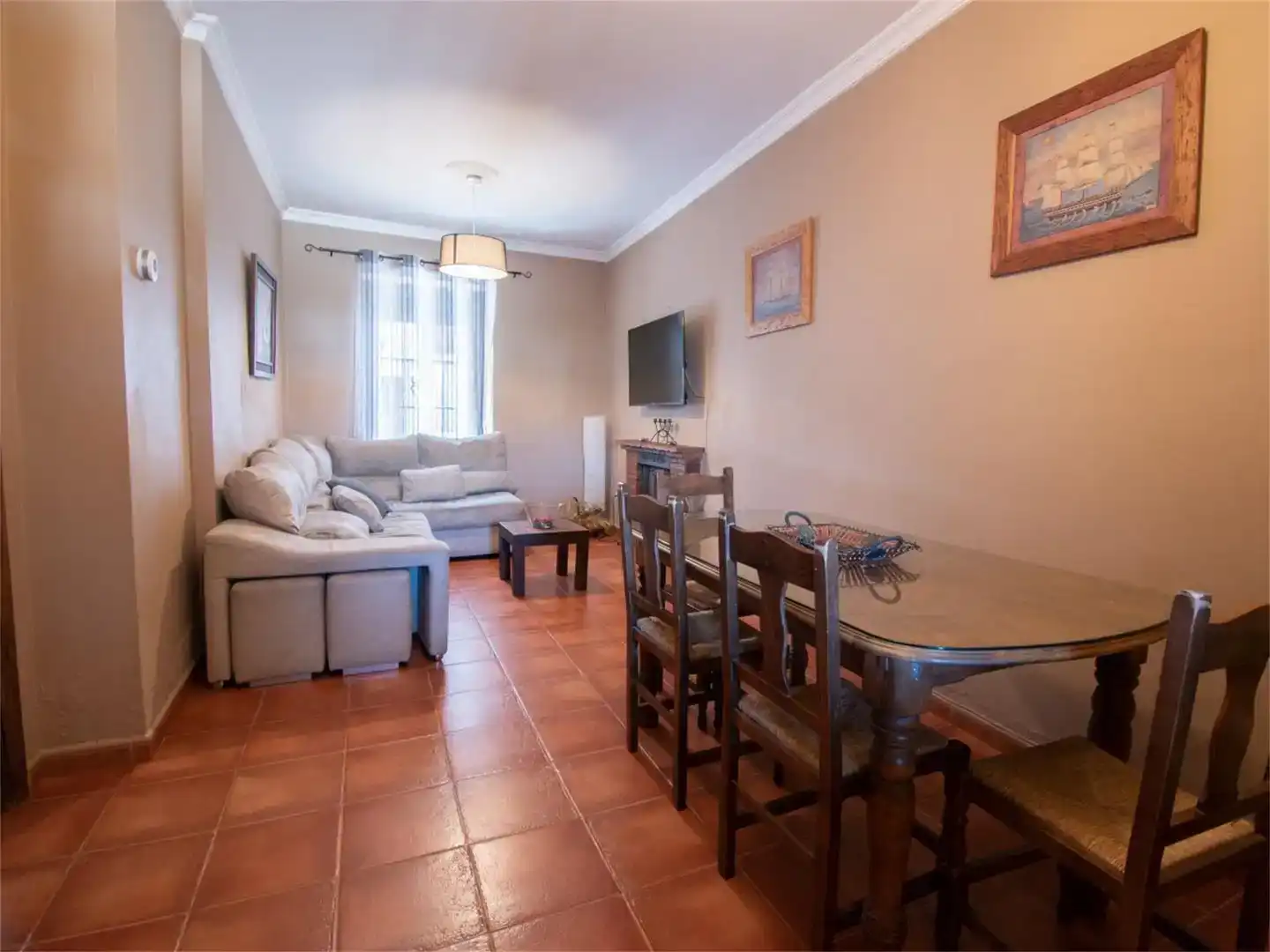 Sala d'estar de Casa adosada en venda en Arriate amb Aire condicionat, Piscina i Moblat