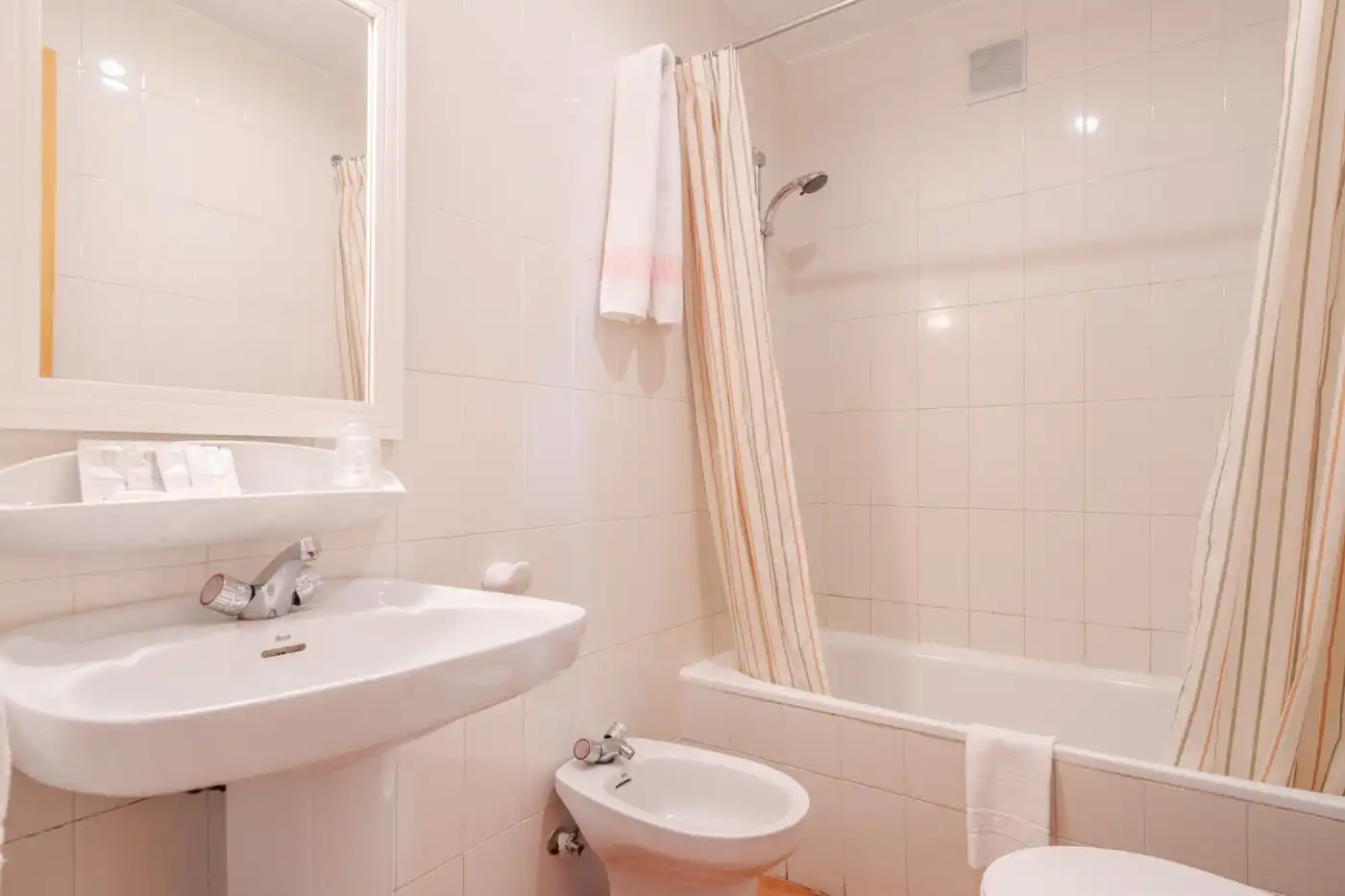 Bathroom of Buildings for sale in Pórtugos