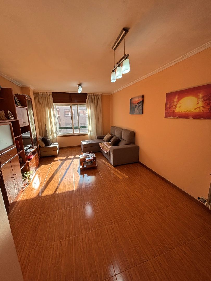 Sala d'estar de Pis en venda en Pontevedra Capital  amb Calefacció, Parquet i Traster