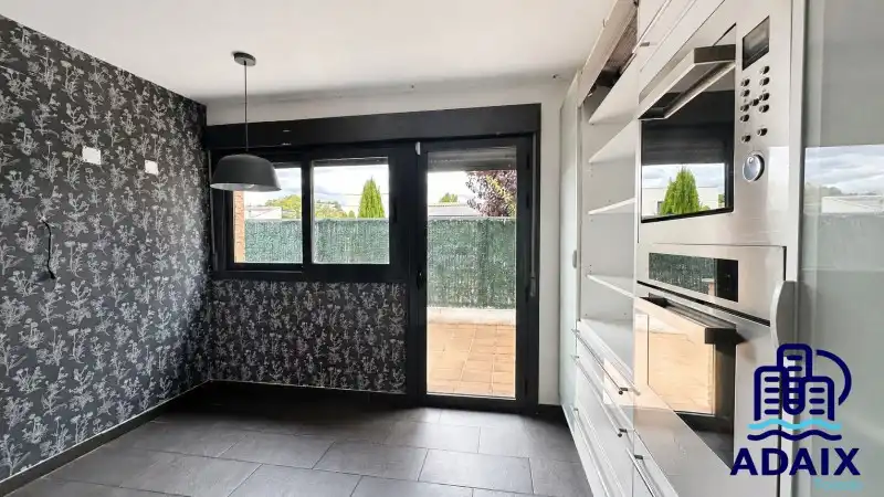 Balcony of Houses for sale in Layos  with Air Conditioner, Heating and Terrace