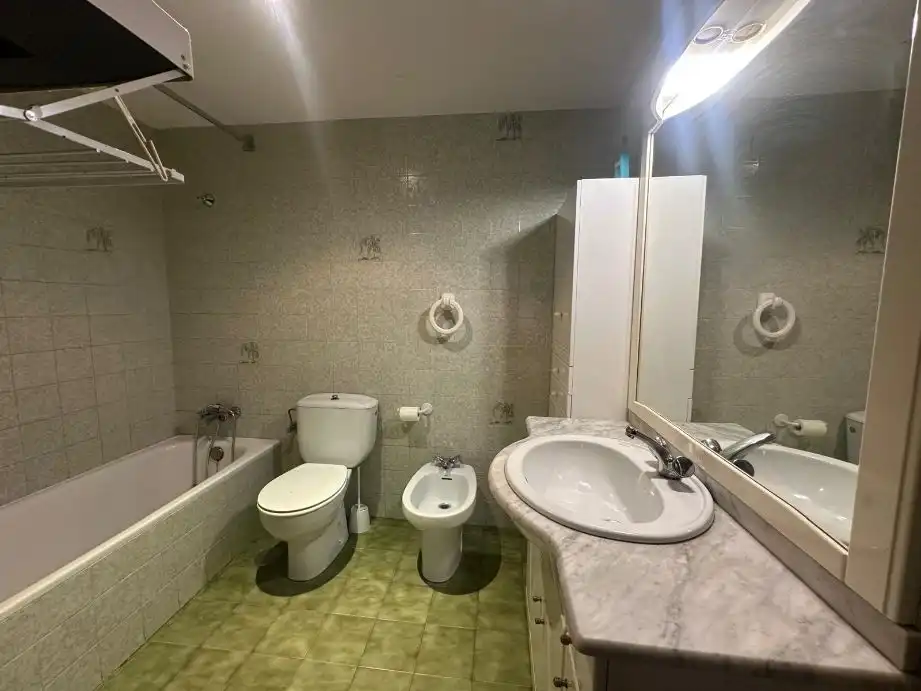 Bathroom of Flat for rent in  Pamplona / Iruña  with Heating, Parquet flooring and Terrace